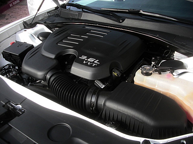 13chargerWhitSRT/26a31.JPG