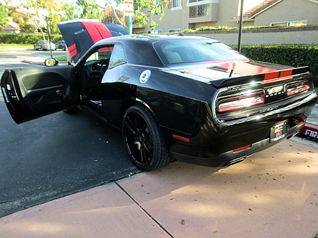 15challengerBlK/20a82.JPG
