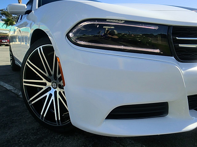 15chargerWhite/Charger16WhiteSE18.JPG