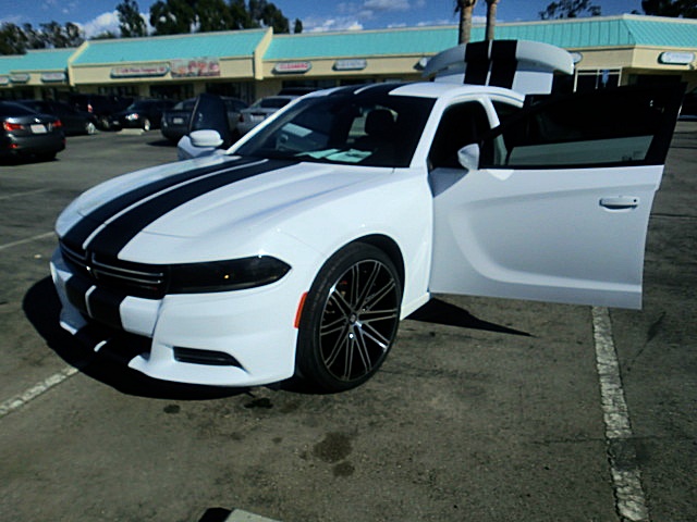 15chargerWhite/Charger16WhiteSE33.JPG