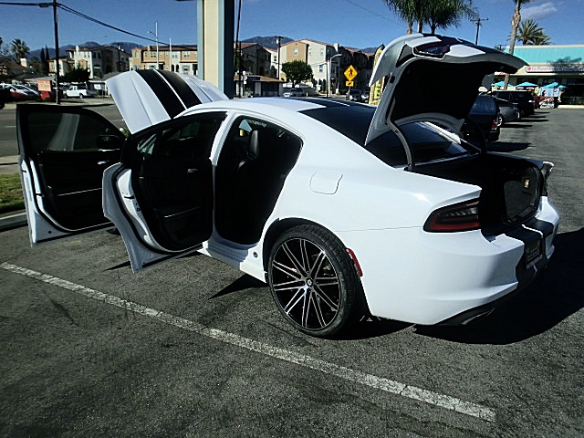 15chargerWhite/Charger16WhiteSE33.JPG