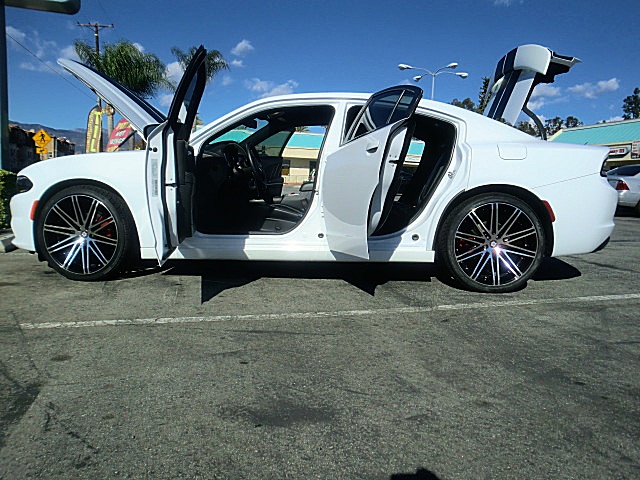 15chargerWhite/Charger16WhiteSE33.JPG