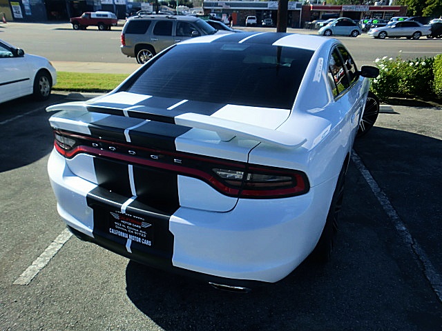 15chargerWhite/Charger16WhiteSE25.JPG