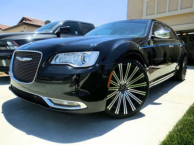 15chrysler300V8/Chrysler300CBlk10.JPG