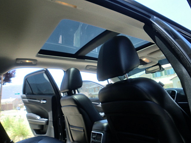 15chrysler300V8/Chrysler300CBlk50.JPG