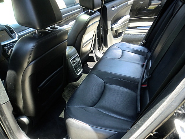 15chrysler300V8/Chrysler300CBlk50.JPG