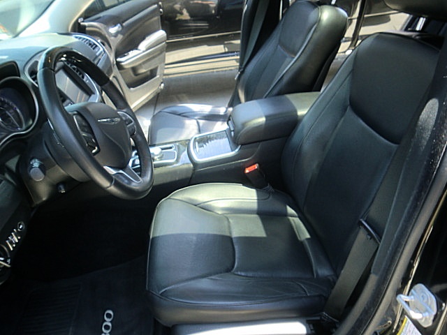 15chrysler300V8/Chrysler300CBlk50.JPG