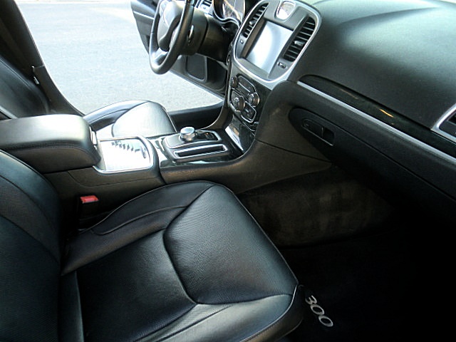 15chrysler300V8/Chrysler300CBlk50.JPG