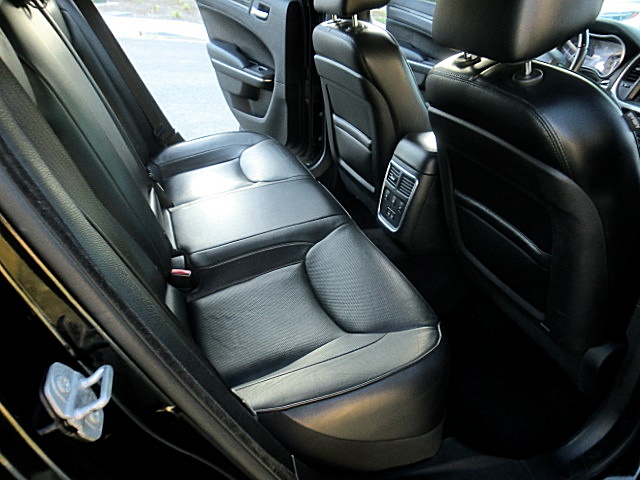 15chrysler300V8/Chrysler300CBlk50.JPG