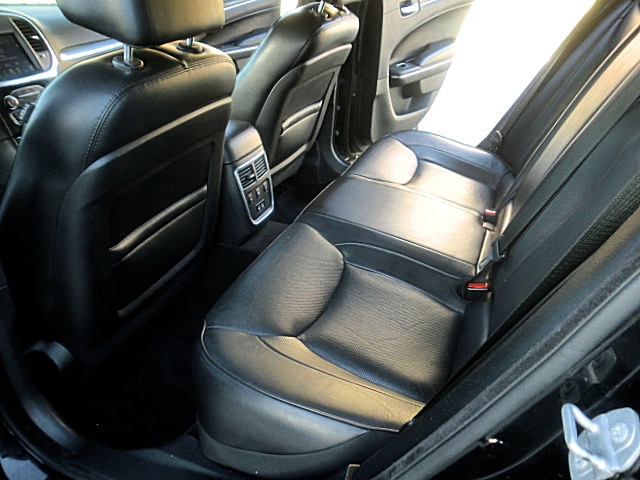 15chrysler300V8/Chrysler300CBlk50.JPG