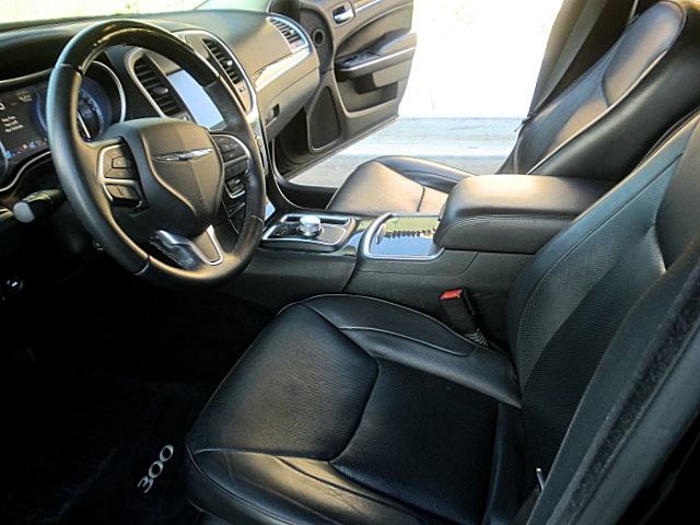 15chrysler300V8/Chrysler300CBlk50.JPG