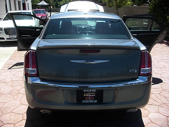 2011hemi300gray/25B42.JPG