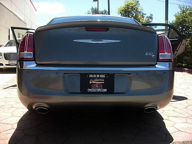 2011hemi300gray/25B42.JPG