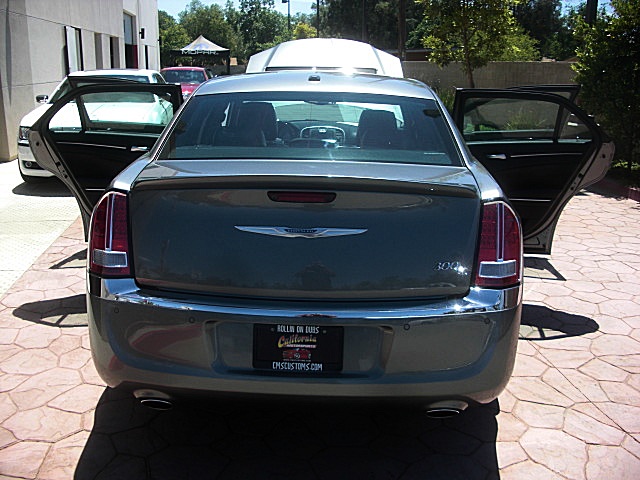 2011hemi300gray/25B42.JPG