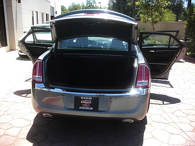 2011hemi300gray/25B42.JPG