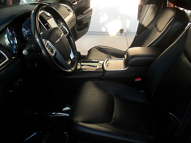 2011hemi300gray/25a63.JPG