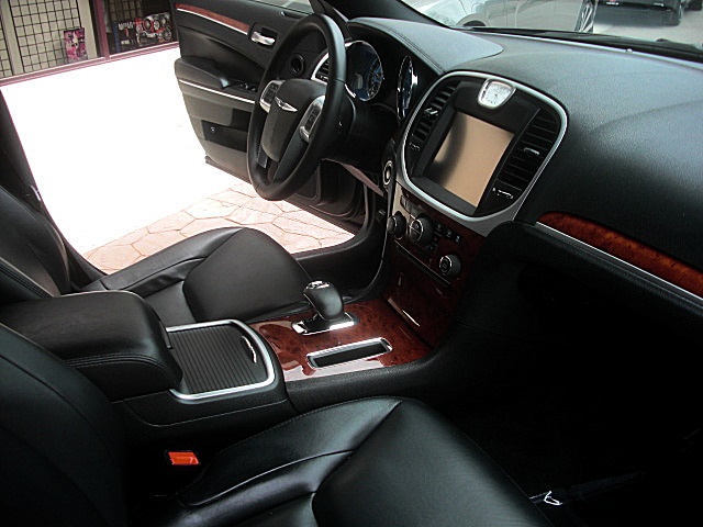 2013Chry300Blk/25a45.JPG