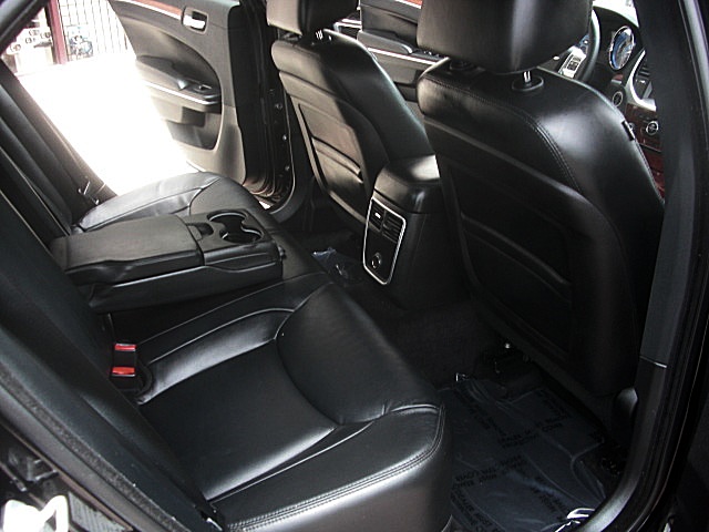 2013Chry300Blk/25a45.JPG