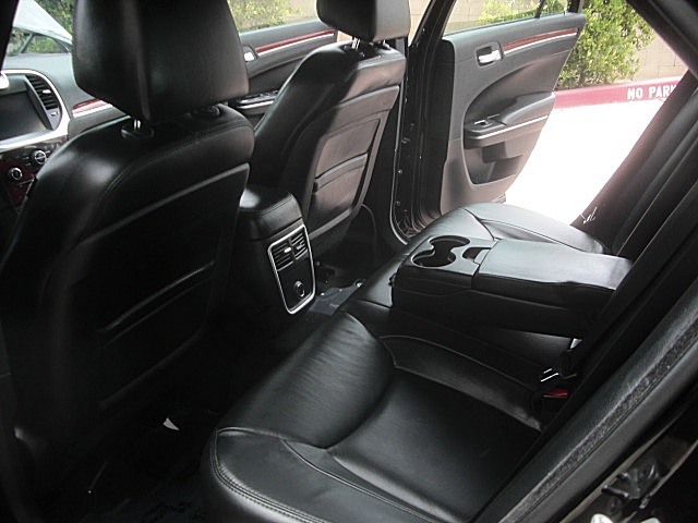 2013Chry300Blk/25a45.JPG