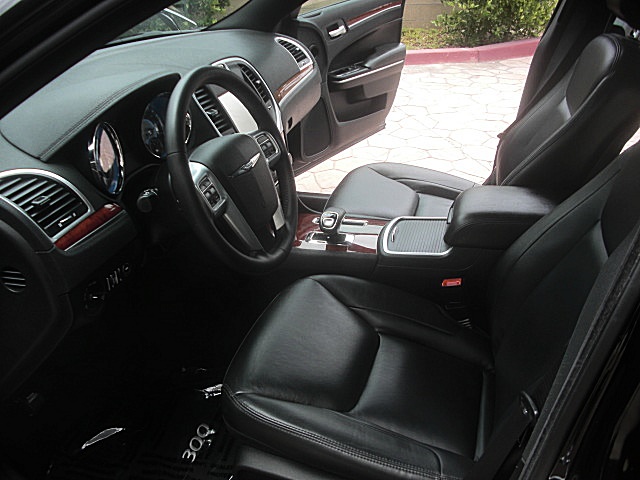 2013Chry300Blk/25a45.JPG