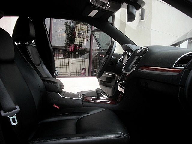 2013Chry300Blk/25a45.JPG