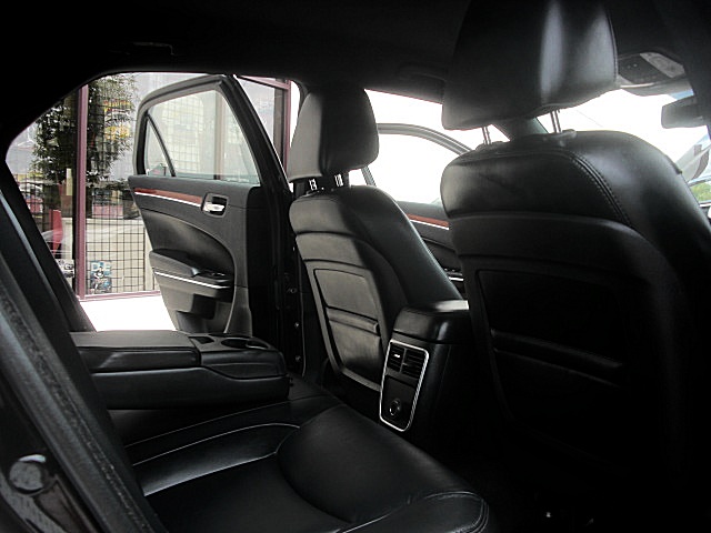 2013Chry300Blk/25a45.JPG