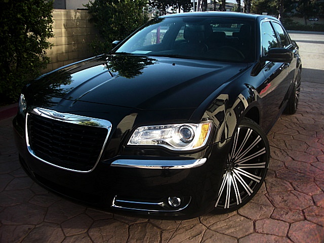 2013Chry300Blk/25c81.JPG