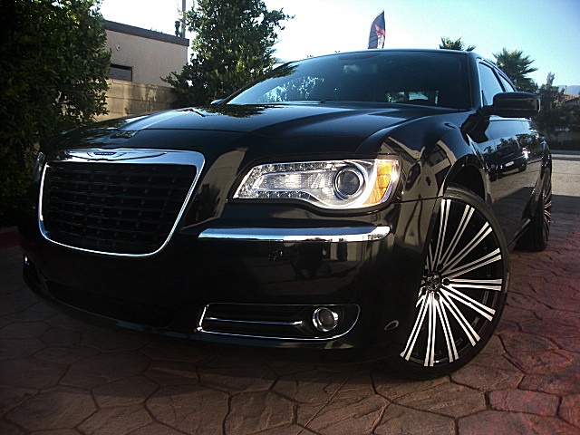 2013Chry300Blk/25c81.JPG