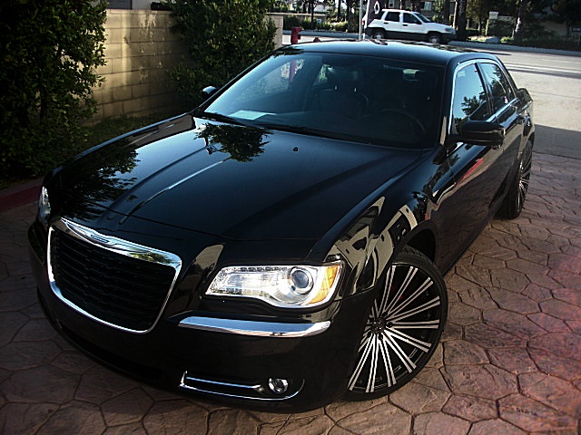 2013Chry300Blk/25c81.JPG