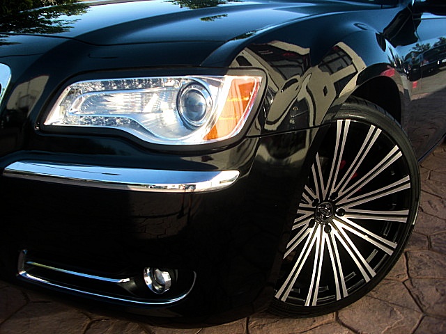 2013Chry300Blk/25c79.JPG