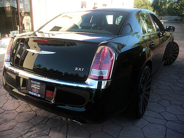 2013Chry300Blk/25c81.JPG