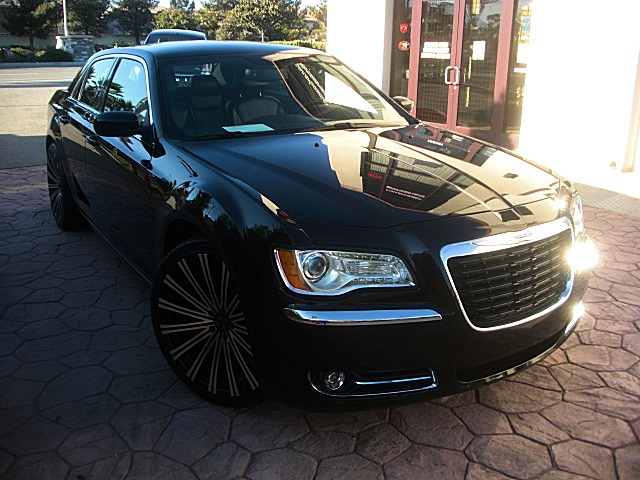 2013Chry300Blk/25c81.JPG