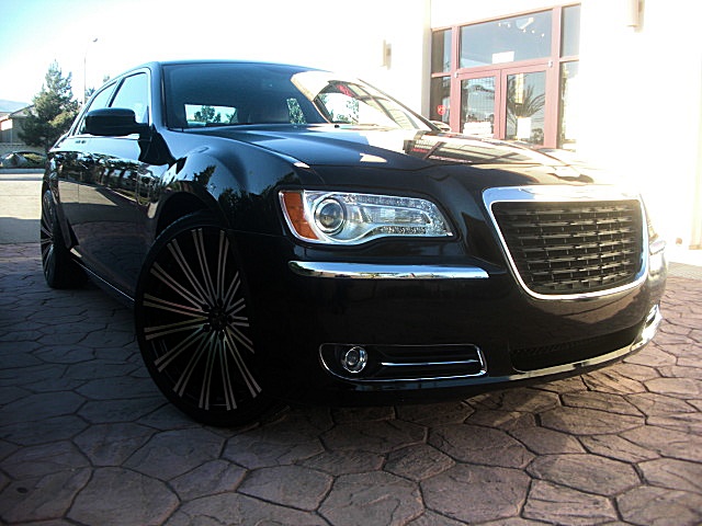 2013Chry300Blk/25c81.JPG