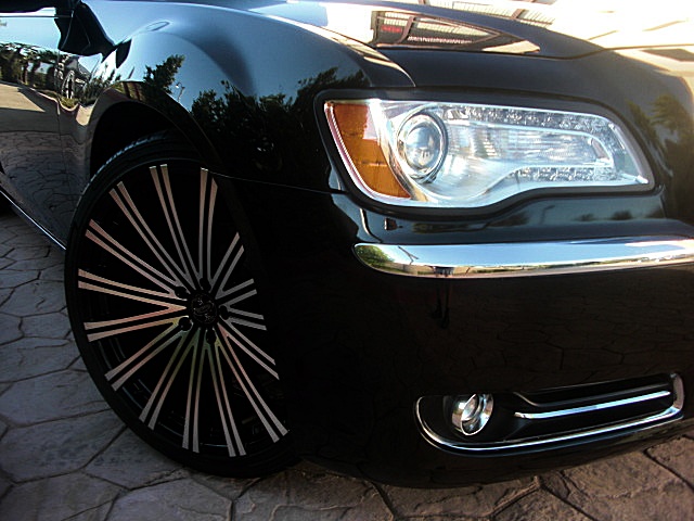 2013Chry300Blk/25c79.JPG