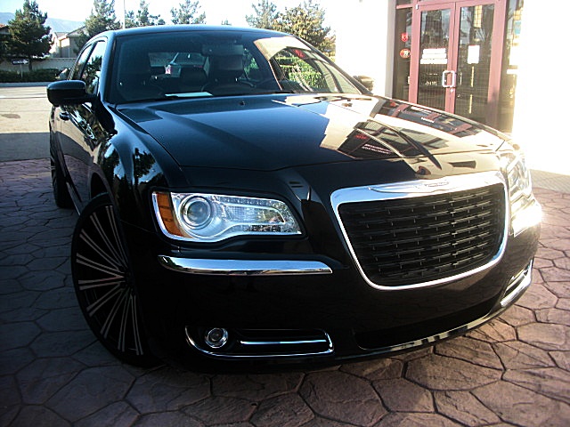 2013Chry300Blk/25c81.JPG