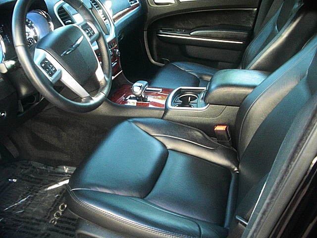 2013Chry300Blk/25c79.JPG