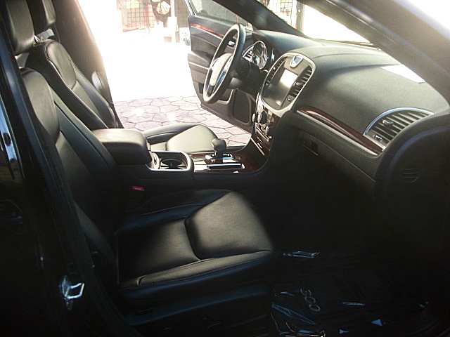 2013Chry300Blk/25c79.JPG
