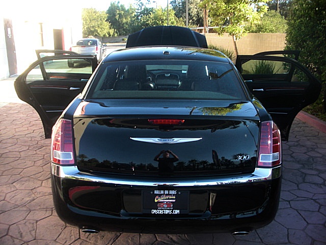 2013Chry300Blk/25c81.JPG