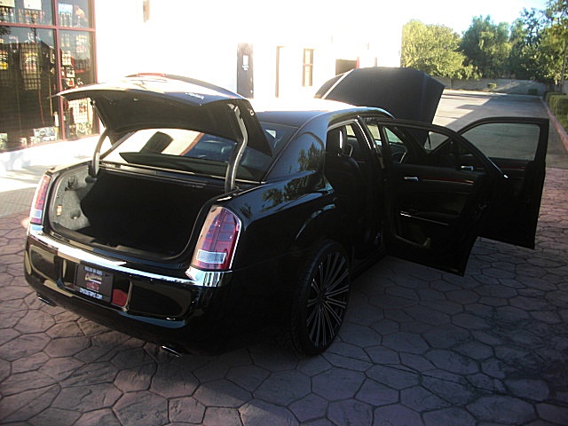 2013Chry300Blk/25c81.JPG