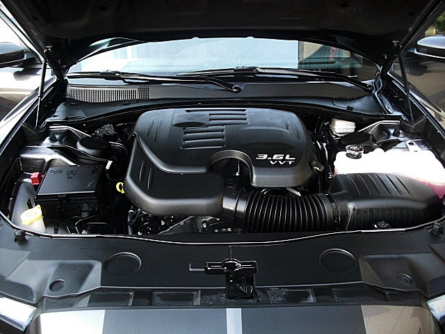 2013chargerDarkGray/25a40.JPG