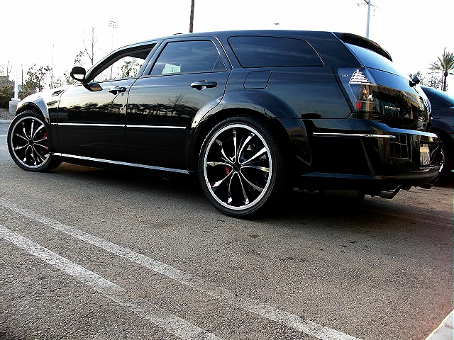MagnumSRT8blk/new215d.jpg