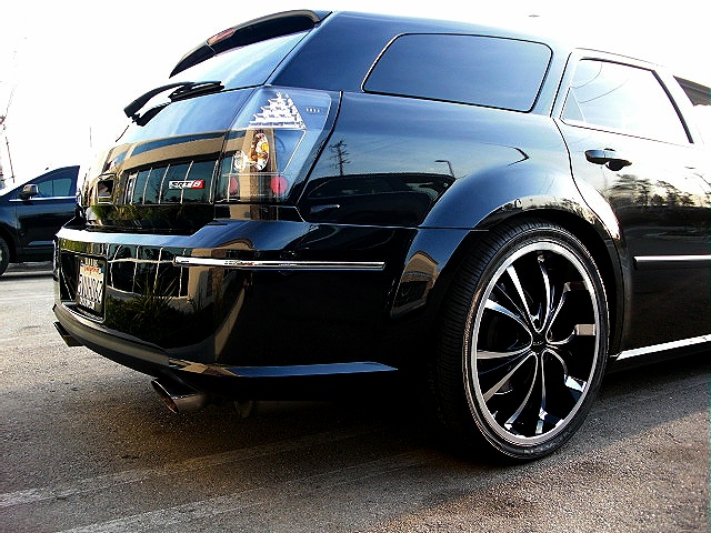 MagnumSRT8blk/new215d.jpg