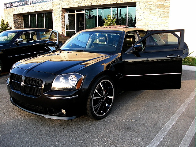 MagnumSRT8blk/new215d.jpg