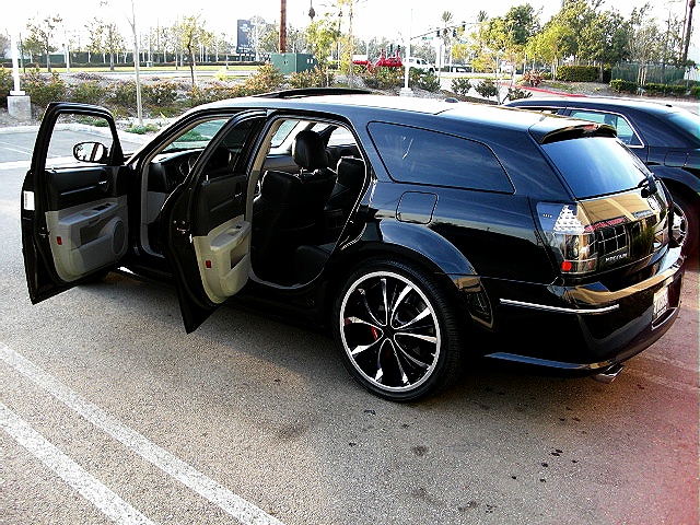 MagnumSRT8blk/new215d.jpg