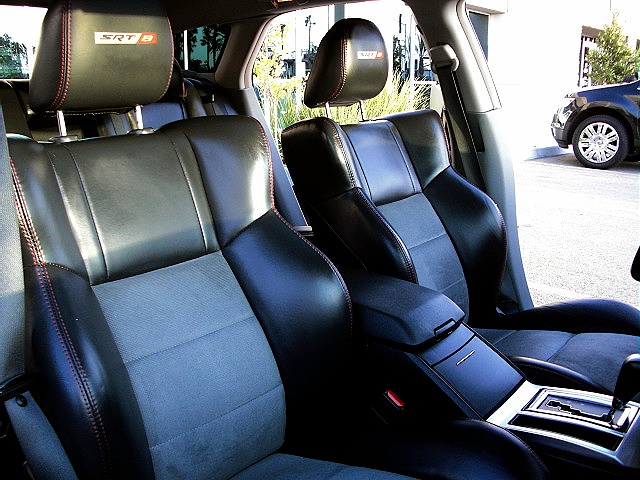 MagnumSRT8blk/new221d.jpg