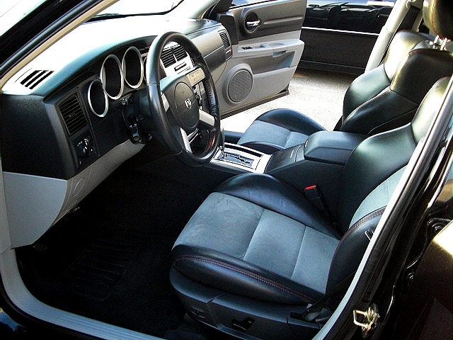 MagnumSRT8blk/new221d.jpg