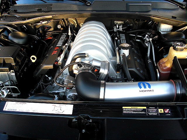MagnumSRT8blk/new224d.jpg