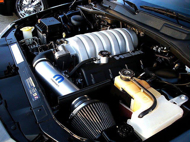 MagnumSRT8blk/new224d.jpg