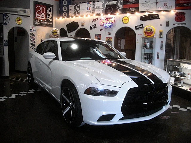 SHOWROOMCARS/storeinside2.JPG
