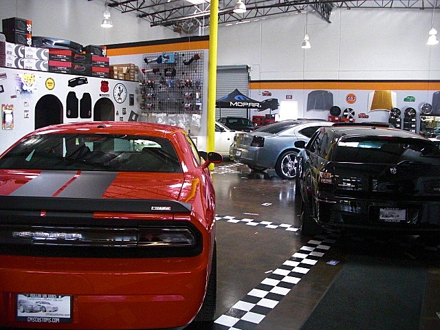 SHOWROOMCARS/DecalChalHood3.JPG